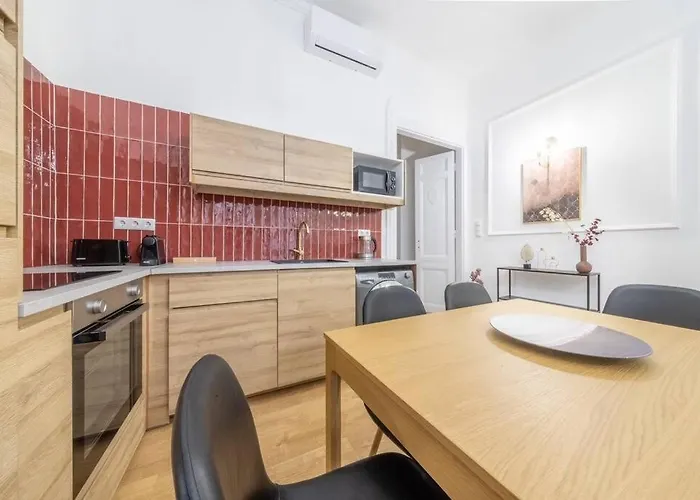 Ruby 3-bedroom Location * بودابست